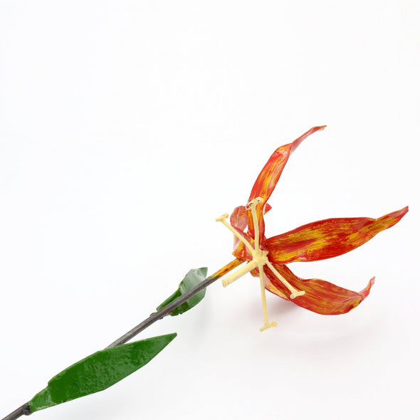 Feuerlilie Blume aus Recycling Metall. Dekoration für Haus und Garten.