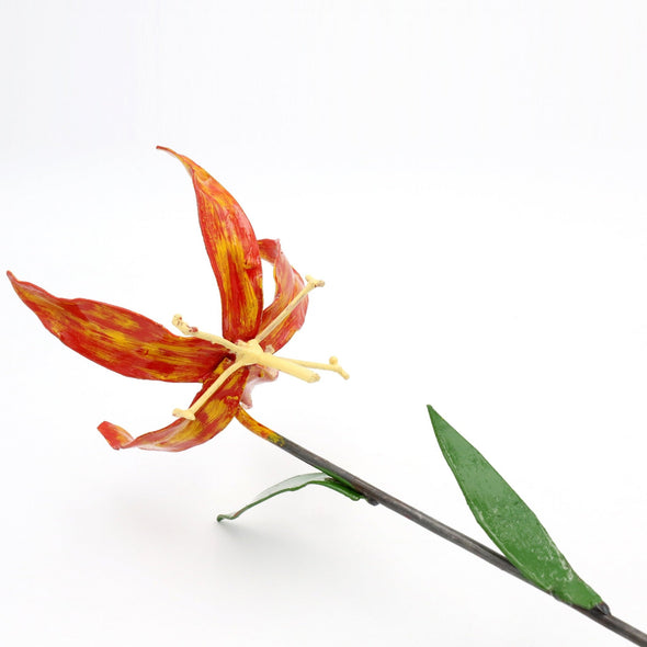 Feuerlilie Blume aus Recycling Metall. Dekoration für Haus und Garten.