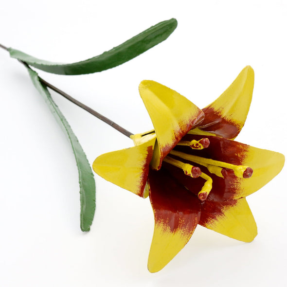 Lilie Blume aus Recycling Metall. Dekoration für Haus und Garten.