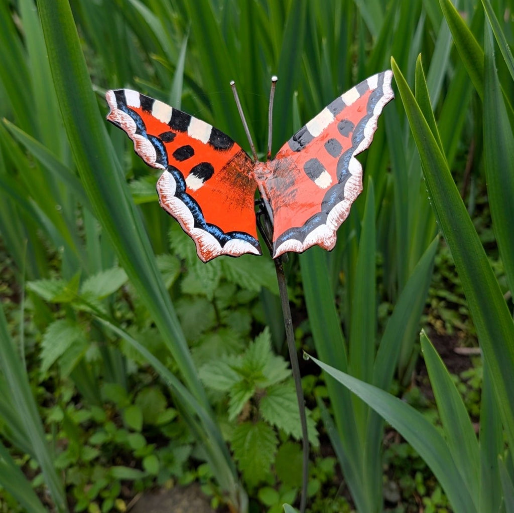 Kleiner Fuchs auf Stab – dekorativer Metall Schmetterling für den Garten