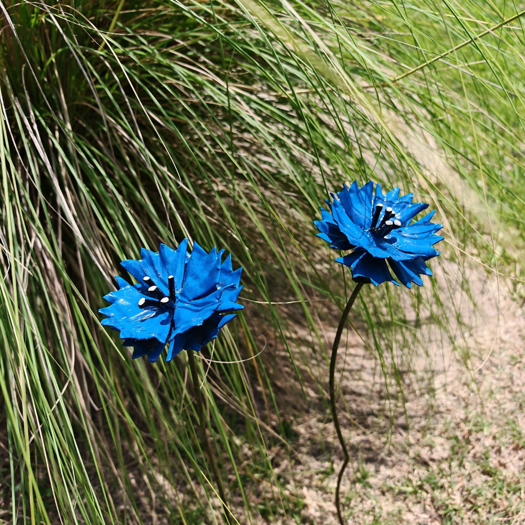 Kornblume aus Metall – filigrane Blumen Gartenstecker für Garten und Balkon