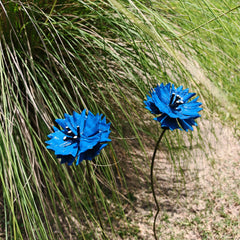 Kornblume aus Metall – filigrane Blumen Gartenstecker für Garten und Balkon