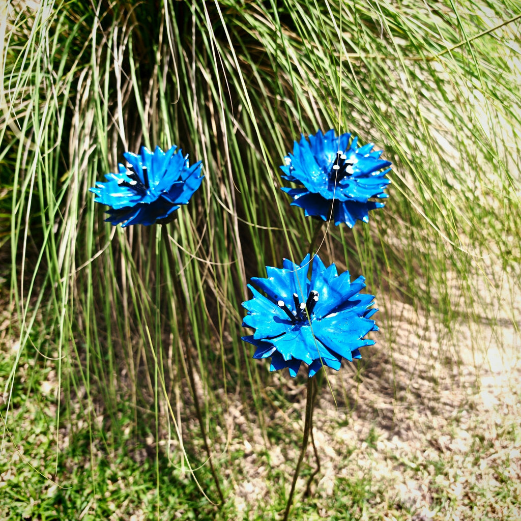 Kornblume aus Metall – filigrane Blumen Gartenstecker für Garten und Balkon