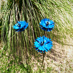 Kornblume aus Metall – filigrane Blumen Gartenstecker für Garten und Balkon