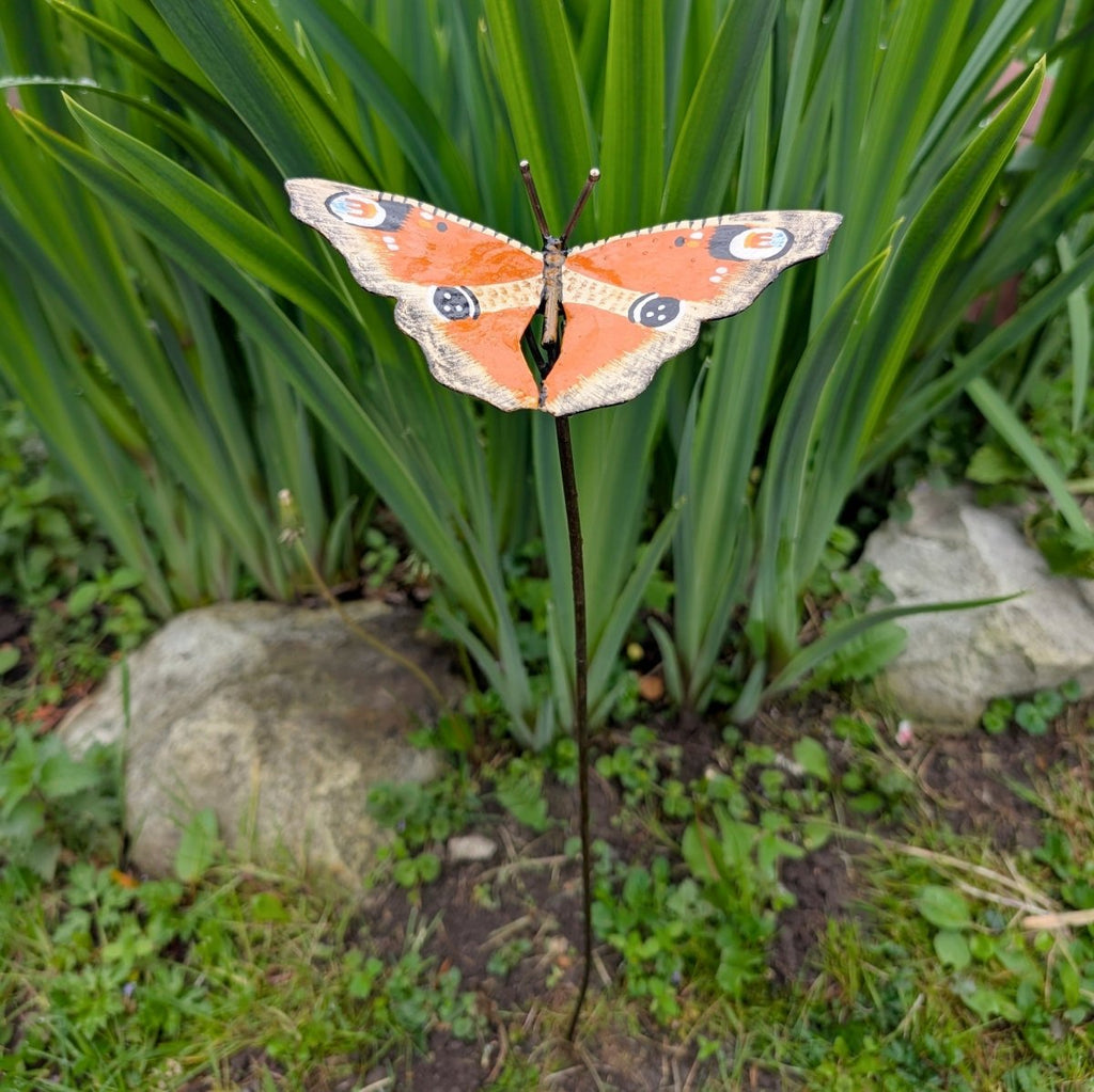 Tagpfauenauge auf Stab – dekorativer Metall Schmetterling für draußen