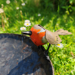 Rotkehlchen Vogel Vogeltränke aus Recycling Metall. Dekoration für Haus und Garten.