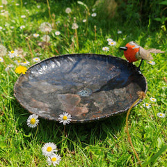 Rotkehlchen Vogel Vogeltränke aus Recycling Metall. Dekoration für Haus und Garten.