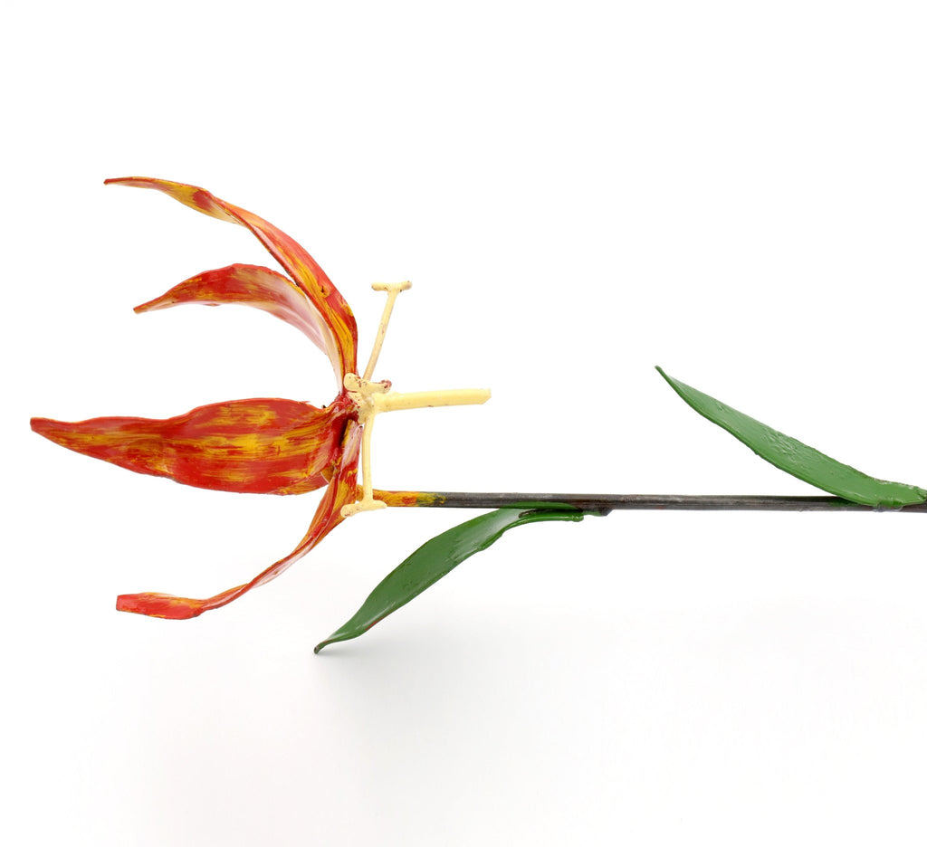 Feuerlilie Blume aus Recycling Metall. Dekoration für Haus und Garten.