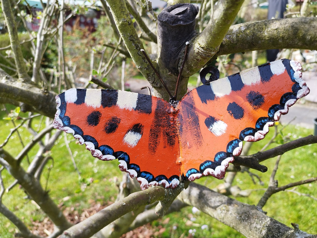 Kleiner Fuchs Schmetterling aus Recycling Metall. Dekoration für Haus und Garten.