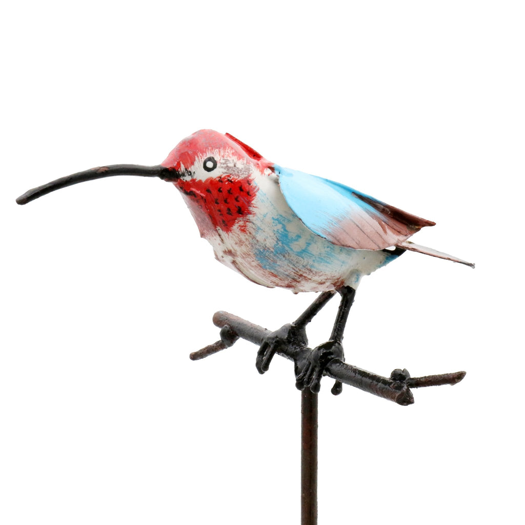 Kolibri Vogel auf Stab aus Recycling Metall. Dekoration für Haus und Garten.