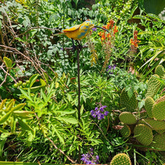 Kolibri Vogel auf Stab aus Recycling Metall. Dekoration für Haus und Garten.