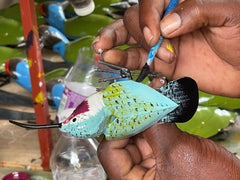 Kolibri Vogel auf Stab aus Recycling Metall. Dekoration für Haus und Garten.