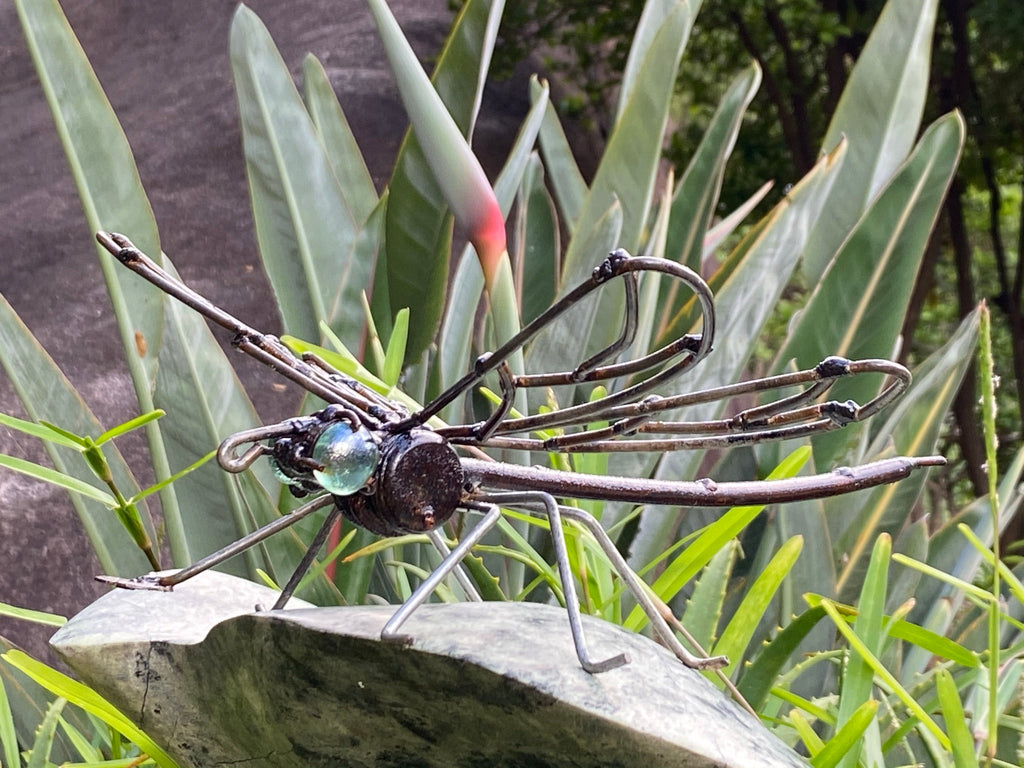 Libelle aus Recycling Metall. Dekoration für Haus und Garten.