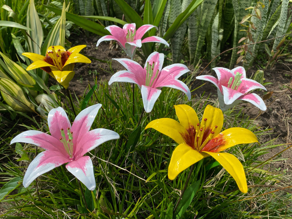 Lilie Blume aus Recycling Metall. Dekoration für Haus und Garten.