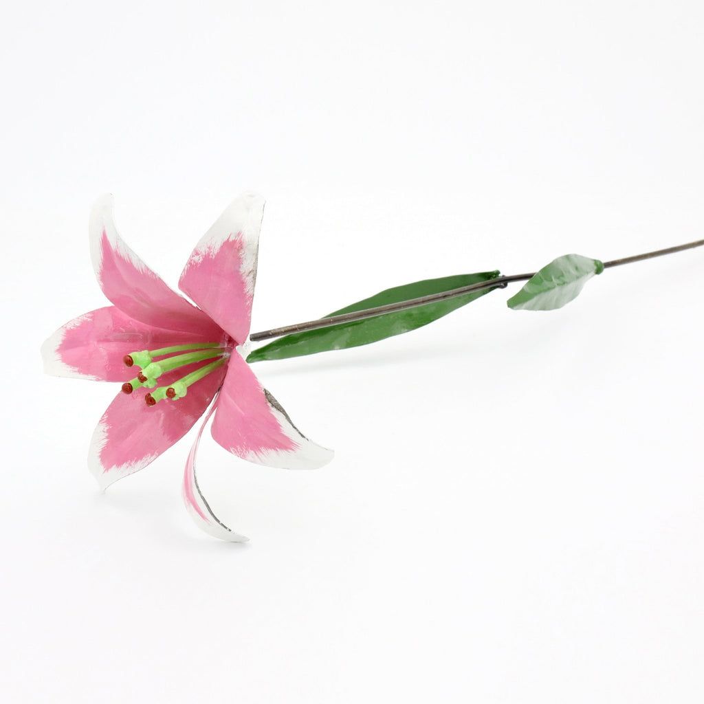 Lilie Blume aus Recycling Metall. Dekoration für Haus und Garten.