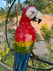 Papagei Ara Vogel aus Recycling Metall. Dekoration für Haus und Garten.