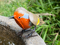 Rotkehlchen Vogel aus Recycling Metall. Dekoration für Haus und Garten.