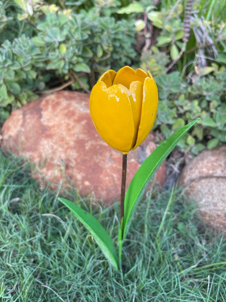 Tulpe Blume aus Recycling Metall. Dekoration für Haus und Garten.
