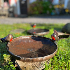 Rotkehlchen Vogel Vogeltränke aus Recycling Metall. Dekoration für Haus und Garten.