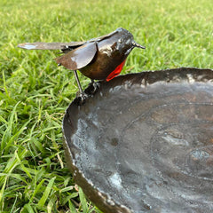 Rotkehlchen Vogel Vogeltränke aus Recycling Metall. Dekoration für Haus und Garten.