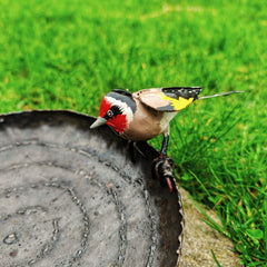 Stieglitz Vogel Vogeltraenke aus Recycling Metall Dekoration für Haus und Garten.