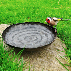 Stieglitz Vogel Vogeltraenke aus Recycling Metall Dekoration für Haus und Garten.