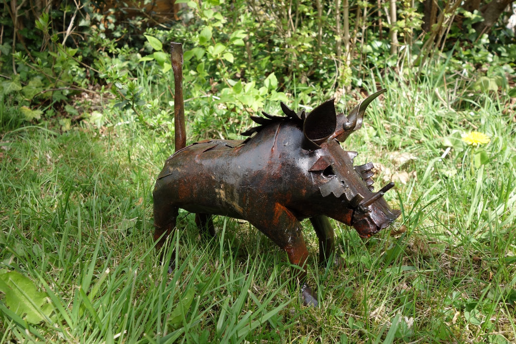 Warzenschwein aus Recycling Metall. Dekoration für Haus und Garten.