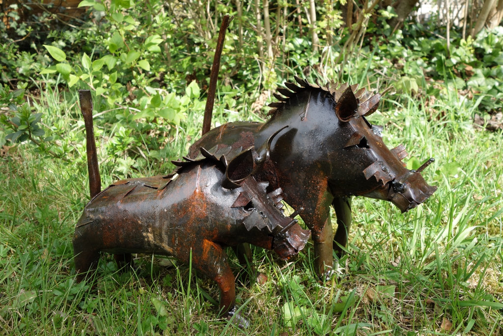 Warzenschwein aus Recycling Metall. Dekoration für Haus und Garten.